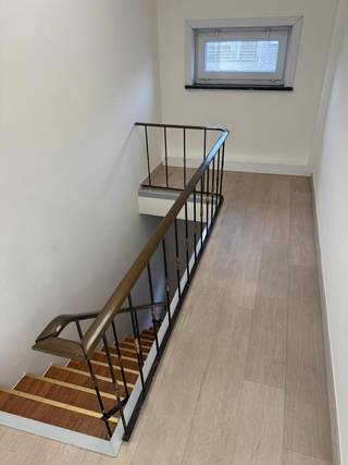 Dit appartement is gelegen op de tweede verdieping in een gebouw zonder lift en bevindt zich in rustige omgeving met veel groen, terwijl alle voorzieningen binnen handbereik zijn. Supermarkten, lokale winkels en horecazaken bevinden zich op slechts enkele minuten afstand. De bereikbaarheid is een grote troef: dankzij de nabijheid van belangrijke invalswegen en openbaar vervoer sta je in een mum van tijd in het centrum van Aalst of andere omliggende steden. Daarnaast biedt de omgeving tal van recreatiemogelijkheden, met wandel- en fietsroutes in de buurt en het mooie natuurgebied rond Hofstade op korte afstand.<br /><br />Het appartement zelf beschikt over een ruime leefruimte met aanpalende keuken. De keuken werd voorzien van kookplaat, dampkap, koelkast, oven en enkele spoelbak. Verder zijn er nog twee zeer ruime slaapkamers aanwezig en een badkamer bestaande uit een enkele wastafel, douche en toilet. <br /><br />Tot slot beschikt het appartement over een gemeenschappelijke vuilnisberging. Huurprijs: 750 EUR/ maand, geen gemeenschappelijke lasten. Meteen beschikbaar!