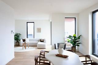 Penthouse met zicht op groen – 3 slaapkamers en 2 terrassen In blok B van de historische tramsite in Merelbeke bevindt zich dit charmante penthouse...