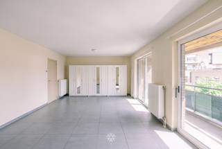 <p><span>Merelbeke - Op te frissen, lichtrijk twee slaapkamer appartement in het centrum van Merelbeke</span></p><p><span> </span></p><p><span>Gelegen op de eerste verdieping, vinden we dit twee slaapkamer-appartement in het bruisende centrum van Merelbeke.</span></p><p><span>Naast de volwaardige ruimtes geniet dit appartement verder ook een uitstekende locatie en verbinding met invalswegen.</span></p><p><span> </span></p><p><span>Enkele troeven in een notendop: </span></p><ul><li><span>Centrale ligging in Merelbeke nabij openbaar vervoer en winkels</span></li><li><span>Geschikt zowel als eigen bewoning als investering</span></li><li><span>Nabij invalswegen en openbaar vervoer</span></li><li><span>Zonnig terras 17 m2</span></li><li><span>2 slaapkamers en ruime leefruimte met veel lichtinval</span></li><li><span>Inclusief afgesloten garagebox</span></li><li><span>Veel potentieel bij opfrissing/renovatie</span></li><li><span>Gunstig EPC</span></li></ul><p><span> </span></p><p><span> </span></p><p><span>Indeling</span><span>: </span></p><p><span>Inkomhal met toegang tot open leefruimte en keuken met aansluitende berging. De leefruimte grenst aan het zonnig terras van 17 m². </span></p><p><span>Verder beschikt het appartement over twee slaapkamers (10 m² & 12 m²), apart toilet en te renoveren badkamer. </span></p><p><span>Tot slot beschikt het appartement over een afgesloten, ruime garagebox.</span></p><p><span> </span></p><p><span>Belangrijk</span><span>: </span></p><p><span>Richtprijs: 299.000 EUR</span></p><p><span>Heden verhuurd</span></p><p><span>EPC: 112 kWh/m² jaar </span></p><p><span> </span></p><p><span>Contacteer Axel Lenaerts makelaars voor meer info of voor een bezoek via 09 245 24 24 of Hannelore@axellenaerts.be</span></p><p><span> </span></p>