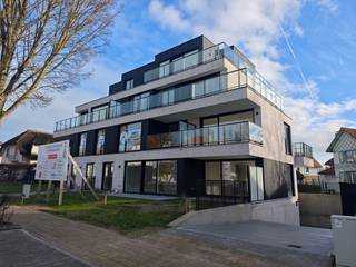 Residentie Les Moineaux is een nieuwbouwproject centraal gelegen tussen de Zeedijk en de winkelstraat van Koksijde-Bad. De moderne uitstraling van het gebouw komt volledig tot zijn recht in het straatbeeld. Alle appartementen zijn bijna energie neutraal en worden geothermisch verwarmd.<br /><br />Het appartement bevindt zich op het eerste verdiep en werd op plan ingedeeld als volgt:<br />Inkom, apart toilet, badkamer, 2 slaapkamers, leefruimte met open keuken en berging, 1 terras.<br /><br />Verplicht aan te kopen staanplaats en kelderberging, niet in de prijs inbegrepen.<br /><br />Oppervlakte appartement: 89 m²<br />Oppervlakte terras: 6 m²