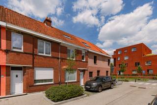 Gezellige woning gelegen op een gunstige locatie nabij het UZ en station Gent-Sint-Pieters.Mobiscore: 9,2/10EPC: COntdek deze gezellige drie...