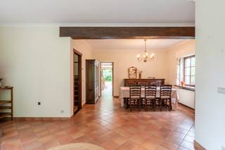 <p><strong>Sommige huizen hebben geen perfecte afwerking nodig om je te raken. Ze doen dat met hun uitstraling. En in de rustige Marreweg, vlakbij het centrum van Ranst, staat zo'n woning. Omringd door groen, in een straat waar enkel lokaal verkeer passeert, woon je hier in alle rust terwijl winkels, scholen en belangrijke invalswegen nooit ver weg zijn. Dit is een huis dat vandaag renovatie vraagt, maar tegelijk barst van het karakter en de mogelijkheden. Een plek waar je niet alleen een woning koopt, maar ook een toekomst. Kom binnen…</strong></p><p></p><p><strong>Een huis met een ziel</strong></p><p>Nog voor je binnenstapt, valt de tijdloze architectuur je ongetwijfeld op. Dit is zo'n woning die zich niet laat vergelijken met dertien-in-een-dozijn. Ze werd bovendien bijzonder degelijk gebouwd: een sterke basis voor wie droomt van een warme gezinswoning die helemaal naar eigen smaak mag groeien.</p><p></p><p><strong>Leven in het licht</strong></p><p>De leefruimte voelt aangenaam licht aan en werd logisch ingedeeld. Hier ontstaat moeiteloos een plek waar het dagelijkse leven zich afspeelt: samen eten, bezoek ontvangen of gewoon genieten van de rust die deze woning uitstraalt.</p><p></p><p><strong>Ruimte voor vandaag én morgen</strong></p><p>Met drie volwaardige slaapkamers biedt deze woning alle ruimte voor een gezin, een thuiskantoor of een hobbykamer. Geen verloren hoekjes, maar ruime kamers waar je echt alle kanten mee uit kan.</p><p></p><p><strong>Groen als vaste buur</strong></p><p>Op het perceel van maar liefst 397 m² (!) geniet je van volledige privacy, zonder inkijk. De groene omgeving tegenover de woning versterkt dat gevoel alleen maar. Hier hoor je eerder vogels dan verkeer - en voelt thuiskomen elke dag opnieuw als een kleine ontsnapping aan de drukte.</p><p></p><p><strong>Een stevige basis met toekomst</strong></p><p>Naast de inpandige garage beschikt de woning ook over een oprit voor twee wagens. Belangrijk om weten: de woning heeft een EPC-label F, waardoor een renovatieverplichting van toepassing is. Maar net daarin schuilt ook de kans. De combinatie van een degelijke constructie, een prachtige architectuur en een topligging maakt dit een woning waar je iets heel bijzonders van kan maken.</p><p>Sommige huizen zijn instapklaar. Andere laten je dromen. En heel af en toe kom je een woning tegen die beide werelden samenbrengt...</p><p></p><p><strong>Verliefd? lier@ugly.be</strong></p><p><br /></p><p></p>