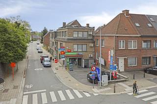 <p><strong>Ontdek deze charmante en ruime handelswoning in het hart van MERELBEKE-MELLE! </strong></p><p><strong>Voor meer informatie en een verhelderend bezoek ter plaatse mag u Bert Pauwels contacteren op het nummer 0496/33.24.56</strong></p><p>Welkom bij uw toekomstige woning, ideaal gelegen in een levendige en gezellige buurt. Dit prachtige pand biedt u drie ruime slaapkamers, perfect voor gezinnen of als extra werkruimte. De overvloed aan natuurlijk licht en de uitnodigende sfeer maken van deze woning een echte thuis. Het uiterst commercieel gelegen gelijkvloers met privé parking voor 4 wagens heeft enorm veel potentieel en kan ook ongetwijfeld uw professionele activiteit naar een hoger niveau tillen.</p><p>De elegante ruime woonkamer (46m2)straalt warmte en comfort uit, met een stijlvolle openhaard als centraal punt. De open aangrenzende eetkamer is ruim en biedt volop mogelijkheden voor heerlijke diners.</p><p>De moderne keuken is volledig uitgerust en ontworpen met functionaliteit en esthetiek in gedachten. Hoge kwaliteit apparaten en voldoende opbergruimte zorgen voor een geweldige kookervaring.</p><p>De badkamer is strak en eigentijds afgewerkt, en biedt een comfortabel bad met regendouche, wat het gevoel compleet maakt.</p><p>Het pand is voorzien van 16 zonnepanelen en heeft aparte ingang voor het privé als voor het commercieel gedeelte. Deze zijn elk voorzien van hun eigen nutsvoorzieningen (elek, gas en water).</p><p>Het pand heeft een garage, deze wordt momenteel als berging wordt gebruikt.</p><p>Ook biedt de nabijheid van openbaar vervoer (trein en bus) en een gemakkelijke toegang tot de stad en daarbuiten.</p><p>Bovendien maakt de centrale ligging het mogelijk om te genieten van alle voorzieningen die Merelbeke-Melle te bieden heeft, inclusief winkels, restaurants en scholen, op loopafstand.</p><p>Laat deze kans niet voorbijgaan en maak van deze handelswoning uw nieuw thuis in deze bruisende gemeenschap!</p><p></p>