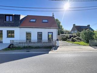 Ben je op zoek naar een instapklare woning die modern comfort naadloos combineert met een gezellige, landelijke sfeer? In de rustige...