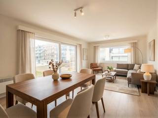 Spacieux (90 m² de surface habitable) appartement de trois façades avec 2 chambres à coucher spacieuses, une terrasse orientée vers l'ouest et un garage à vendre au premier étage de la résidence Noordkaap. L'immeuble est situé sur l'Oostendelaan et jouit d'une situation privilégiée à Sint-Idesbald : proche de la plage et à distance de marche du centre commercial et des transports publics. <br /><br />L'appartement se compose comme suit : hall d'entrée spacieux | espace de vie orienté vers l'ouest et donnant sur une agréable terrasse ensoleillée | cuisine séparée et équipée | première chambre spacieuse avec lavabo | deuxième grande chambre avec douche et lavabo | salle de bains avec douche à l'italienne et lavabo | toilettes séparées. <br /><br />Garage spacieux (6m de profondeur par 2m75 de largeur) avec cave attenante (2m30 par 2m80) dans la résidence inclus dans le prix ! <br /><br />L'appartement est situé au premier étage de cette petite résidence. Il n'y a pas d'ascenseur. <br /><br />A la recherche d'une résidence secondaire spacieuse et ensoleillée à Sint-Idesbald ? Contactez-nous dès aujourd'hui pour un rendez-vous sur place. <br /><br />Entre les photos, vous trouverez quelques images en 3D montrant comment vous pourriez rafraîchir et aménager l'appartement. Elles sont purement illustratives.