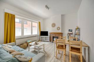 TE KOOP – Ruim 1-slaapkamerappartement met zonnig terras in het centrum van Hoeilaart
Ben je op zoek naar een instapklaar appartement met opfrismogelijkheden op een toplocatie? Dit gezellige en goed ingedeelde appartement in de Henri Caronstraat 12 bus 2 is ideaal voor starters, koppels of investeerders die willen wonen in het hart van Hoeilaart, met alle voorzieningen op wandelafstand.

Gelegen op de 1ste verdieping van een kleinschalige residentie, combineert dit appartement veel licht, ruimte en een royaal terras.

Indeling:
Lichtrijke woonkamer van 19 m² met directe toegang tot het terras

Functionele keuken van 9,1 m², uitgerust met keramisch kookvuur en oven

Ruime slaapkamer van 16,6 m²

Badkamer van 6,3 m² met ligbad/douchecombinatie, lavabo in meubel en aansluitingen voor wasmachine en droogkast

Terras van maar liefst 33,3 m², waarvan 6,9 m² overdekt en 26,4 m² open – perfect om buiten te genieten

Troeven:
Centrale ligging in het centrum van Hoeilaart

Grote slaapkamer en praktische indeling

Zonnig en ruim terras

Verwarming op aardgas met Bulex-condensatieketel 

PVC-ramen met dubbele beglazing

Beschikbaar bij akte

KI: €711

EPC: 20241112-0003443074-RES-1 – 152 kWh/m² – label B
Vraagprijs: €229.000

Wenst u een bezoekje te brengen aan dit appartement?
Aarzel dan niet om ons te contacteren op het nummer 02/731 07 07 of per e-mail via immo@home-consult.be.

