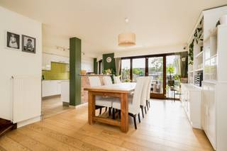 <p><span>Ruimte, energiezuinigheid én een zonnige tuin: deze woning heeft het allemaal!</span></p><p><span> </span></p><p><span>Deze totaal gerenoveerde halfopen bebouwing in Duffel verrast met 4 à 5 slaapkamers, een prachtige zuidwestgerichte tuin en een garage voor 2 wagens.</span></p><p><span> </span></p><p><span>Beneden geniet je van een lichtrijke eetkamer, gezellige zithoek met houtkachel en open keuken, met mooi zicht op het terras en de tuin.</span></p><p><span>Op het gelijkvloers bevindt zich bovendien een gastentoilet en een aparte kamer die dienst kan doen als kantoor, speelkamer of extra slaapkamer.</span></p><p><span> </span></p><p><span>Boven zijn er 3 ruime slaapkamers (waarvan de grootste toegang biedt tot een dakterras), een badkamer met inloopdouche, ligbad en dubbele lavabo en een apart toilet.</span></p><p><span> </span></p><p><span>De zolder biedt ruimte voor een extra slaapkamer, hobbyruimte en/of bureau.</span></p><p><span>De reeds aanwezige aparte ruimte met lavabo en toilet biedt bovendien de mogelijkheid om uit te breiden naar een tweede badkamer.</span></p><p><span> </span></p><p><span>Een absolute troef is de volledig omheinde tuin die bijzonder veel privacy biedt.</span></p><p><span>Hier geniet je van een aangenaam terras met vijver, een tuinhuis en ruime overdekte fietsenstalling.</span></p><p><span> </span></p><p><span>Ook energetisch scoort de woning sterk: </span><span>EPC A, warmtepomp met boiler, zonnepanelen met groenestroomcertificaten én een uitgebreide thuisbatterij met EMS systeem.</span></p><p><span> </span></p><p><span>Verder beschikt de woning over conforme elektriciteit, elektrische rolluiken en geluidswerende ramen vooraan.</span></p><p><span> </span></p><p><span>Gunstig gelegen nabij winkels, scholen, openbaar vervoer en belangrijke verbindingswegen.</span></p><p><span> </span></p><p><span>Wil je deze woning zelf ontdekken?</span></p><p><span>Contacteer ons dan snel en plan jouw bezoek in!</span></p><p><span> </span></p>