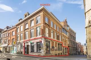 Dit casco handelspand is uitstekend gelegen op de hoek van de Naamsestraat, en een zijstraat van de Oude Markt, één van de meest bruisende locaties...