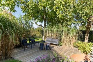 <p><span>Au cœur des vastes prairies et du magnifique paysage vallonné de Lubbeek, à deux pas de Louvain et bénéficiant d'un accès aisé aux principaux axes routiers, nous avons l'honneur de vous proposer à la vente cette propriété unique.</span></p><p><span> </span></p><p><span>Cette villa particulièrement bien entretenue et prête à emménager, construite en 2004, a été rénovée avec goût au fil des ans, dans le souci de la qualité, du confort et des matériaux haut de gamme. Située sur un beau terrain verdoyant de 915 m² et dotée d'une surface habitable généreuse de pas moins de 331 m², cette propriété économe en énergie comprend, au rez-de-chaussée, un hall d'entrée accueillant, un vaste salon avec mezzanine</span><span> offrant une luminosité exceptionnelle et une grande sensation d’espace</span><span>, une cuisine ouverte entièrement équipée, un débarras pratique, des toilettes pour invités et un garage intégré. De plus, le rez-de-chaussée dispose d’un espace polyvalent avec salle de douche attenante, qui peut parfaitement servir de chambre supplémentaire, de bureau ou de salle de loisirs. </span></p><p><span> </span></p><p><span>Le premier étage comprend un vaste palier avec un espace bureau ouvert, trois chambres à coucher à part entière, dont l’une est actuellement aménagée en dressing, ainsi qu’une salle de bains élégante, équipée à la fois d’une baignoire et d’une douche à l’italienne. La maison dispose également d’un grenier de rangement fonctionnel et d’un abri de jardin pratique.</span></p><p><span> </span></p><p><span>À l’extérieur aussi, cette villa a de quoi séduire. Les futurs propriétaires pourront profiter d’un beau jardin intime, agrémenté de plusieurs terrasses où il fait bon se détendre et où règne une atmosphère paisible. </span></p><p><span> </span></p><p><span>En résumé, cette villa étonnamment spacieuse et pleine de caractère allie une sensation d’espace exceptionnelle au confort contemporain, à des finitions de qualité et à un emplacement particulièrement agréable. Un choix incontournable pour ceux qui recherchent une maison prête à emménager où calme, intimité, accessibilité et qualité de vie s’harmonisent à la perfection.</span></p><p><span> </span></p><p><span>À saisir sans tarder !</span></p><p><span> </span></p>