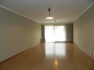 <h3>Appartement te huur in Ieper met ruim terras</h3>
<hr />
<h3>Over het appartement</h3>
<p>Dit lichtrijk appartement in residentie Hazewind biedt comfortabel wonen in het hart van Ieper. Met een ruim, zongericht terras en praktische indeling is dit appartement ideaal voor wie op zoek is naar rust, ruimte en een vlotte verbinding met alle voorzieningen.</p>
<hr />
<h3>Locatie en Omgeving</h3>
<p>De residentie is gelegen in een aangename buurt in Ieper, op wandelafstand van winkels, openbaar vervoer en het stadscentrum. Een rustige ligging met toch alles binnen handbereik – ideaal voor wie centraal en comfortabel wil wonen.</p>
<hr />
<h3>Indeling van het appartement</h3>
<p>Het appartement beschikt over een ruime inkomhal met gastentoilet, een aparte keuken, een gezellige en lichtrijke leefruimte met toegang tot het ruime zonneterras, een comfortabele slaapkamer, een badkamer en een handige berging. Extra troef: er is ook een tweede toilet aanwezig. Bij het appartement hoort bovendien een privatieve kelderberging.</p>