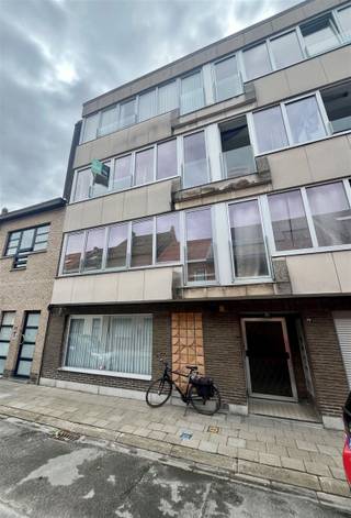 In het centrum gelegen appartement gelegen op de 2e verdieping (lift aanwezig). Het appartement omvat een inkomhal, ruime lichtrijke...