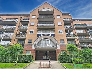<p><b>Info & bezoeken:</b> nathalie.plasman@weinvest.be | 02 315 77 22</p>
<p>Geleven in een gewilde en gezellige buurt in Sint-Jans-Molenbeek, heeft We Invest het genoegen u dit ruime appartement met 3 slaapkamers voor te stellen.</p>
<p>Het eigendom kent een strategische ligging in de Zaaizaadstraat 35. De wijk biedt een dynamische en groene leefomgeving in de directe nabijheid van het openbaar vervoer (metro, bus), winkels, scholen, sportcentra en tal van parken.</p>
<p>Dit op te frissen appartement bevindt zich op de gelijkvloerse verdieping van een mede-eigendom uit 2000 en beschikt over een bewoonbare oppervlakte van 114 m², als volgt ingedeeld:</p>
<ul>
<li>
<p><b>Leefruimte:</b> Een lichtrijke woonkamer en een uitgeruste keuken die beide toegang bieden tot een gezellig privétuintje aan de voorzijde.</p>
</li>
<li>
<p><b>Slaapgedeelte:</b> Drie mooie, rustig gelegen slaapkamers aan de achterzijde, die allemaal direct toegang hebben tot een groot terras met een vrij uitzicht op de gemeenschappelijke tuinen van de residentie.</p>
</li>
<li>
<p><b>Voorzieningen:</b> Een badkamer, een douchekamer, twee toiletten (waarvan één apart) en een praktische wasplaats.</p>
</li>
</ul>
<p>Het appartement beschikt over een kelder in de ondergrond en is uitgerust met een gepantserde deur voor extra veiligheid. Voor uw comfort is er tevens een binnenstaanplaats beschikbaar tegen een meerprijs van € 25.000.</p>
<blockquote>
<p><b>Technische kenmerken:</b> Individuele verwarming op gas, dubbele beglazing, PBM-toegankelijk (personen met beperkte mobiliteit) en een lift in het gebouw. EPC: E - 241 kWh/m².jaar.</p>
</blockquote>
<p>Dit appartement is een zeldzame kans voor een gezin of een investeerder die op zoek is naar een vastgoedobject dat comfort, rust en bereikbaarheid combineert in een felbegeerde regio.</p>
<p>Mis deze kans niet en bel ons om een bezoek te plannen! Al onze exclusieve panden zijn te vinden op www.weinvest.be.</p>