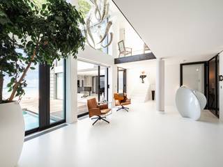 Idéalement située à proximité de la Place Brugmann et du Bois de la Cambre, à l'abri des regards et dissimulée en intérieur d'ilot, cette...