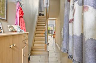 <p><span>Verrassend ruime, instapklare woning met garage en zonnige tuin.</span></p><p><span>Op zoek naar een ruime gezinswoning in een aangename woonwijk van Schoten? Deze woning van maar liefst 8 meter breed biedt meer dan u op het eerste zicht zou verwachten.</span></p><p><span>Via de oprit bereikt u de grote garage, met achteraan een praktische wasplaats en rechtstreekse toegang tot de tuin. De inkomhal geeft toegang tot de kelder en leidt u naar de zonnige leefruimte met volledig ingerichte keuken. Op het gelijkvloers is er tevens een gastentoilet.</span></p><p><span>Op de eerste verdieping vindt u drie volwaardige slaapkamers en een badkamer met inloopdouche. Het toilet is hier apart.Buiten geniet u van een mooie verzorgde tuin met terras en tuinhuis, en dankzij de zonneluifel kan u er ook op warme dagen heerlijk vertoeven.</span></p><p><span>Troeven op een rij:</span></p><ul><li><span>Verrassend ruime woning, 8 m gevelbreedte</span></li><li><span>Grote garage met wasplaats en toegang tot de tuin</span></li><li><span>3 slaapkamers, badkamer met inloopdouche, apart toilet</span></li><li><span>Zonnepanelen energiezuinig wonen met EPC-label B</span></li><li><span>Mooie tuin met tuinhuis en zonneluifel</span></li><li><span>Instapklaar</span></li></ul><p><span>Let op: de woning is pas beschikbaar vanaf eind september 2027.</span></p><p><span>Interesse? Contacteer Verlimmo voor meer informatie of een bezoek ter plaatse.</span></p><p><span> </span></p><p><span> </span></p><p><span>*De vermelde bewoonbare oppervlakte is gebaseerd op de bruikbare vloeroppervlakte zoals vermeld op het EPC-verslag</span></p><p><span> </span></p>