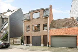 Ontdek de mogelijkheden van dit te renoveren pand, gelegen in de gegeerde Zomerstraat in Hasselt. Deze woning biedt een unieke kans voor wie op zoek is naar een project met potentieel, in een rustige en toch centrale stadsomgeving.<br /><br />Bij het betreden van de woning valt meteen de praktische indeling op. U beschikt over drie volwaardige slaapkamers, ideaal voor een gezin of wie extra ruimte wenst voor een bureau of hobbykamer. De leefruimtes bieden tal van herinrichtingsmogelijkheden, zodat u het pand volledig naar eigen smaak en noden kan vormgeven.<br /><br />Een absolute troef is de doorgang naar de tuin en de aansluitende tuinkamer. Deze ruimte vormt de perfecte overgang tussen binnen en buiten en biedt tal van mogelijkheden, zoals een gezellige ontspanningsruimte, atelier of lichtrijke eetplaats.<br /><br />De tuin is ideaal georiënteerd, waardoor u maximaal kan genieten van zon en rust. Bovendien beschikt de woning over een garage, wat in de stad een grote meerwaarde is.<br /><br />Gelegen in een rustige straat, maar toch op korte afstand van het centrum van Hasselt, combineert deze woning het beste van twee werelden: de levendigheid van de stad en de sereniteit van een aangename woonomgeving.<br /><br />Houd er rekening mee dat voor deze woning een renovatieplicht geldt (EPC-label E), wat u de kans biedt om energiezuinig en toekomstgericht te renoveren volgens uw eigen visie.<br /><br />Kortom, een pand boordevol potentieel op een topligging – ideaal voor wie op zoek is naar een renovatieproject met karakter en mogelijkheden.