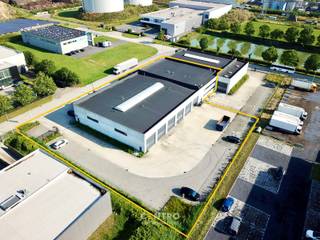 <u><strong>INDELING:</strong></u><br /><em><strong>Magazijnen:</strong> </em>Eén open ruimte, toegankelijk via 12 sectionaalpoorten (voor en achter het gebouw), toegankelijk voor grote vrachtwagens en zwaar transport.<br />Rechtstreekse toegang naar de kantoorruimten.<br /><em><strong>Kantoren: </strong></em><br /><u>Gelijkvloers (354m²)</u>: Afzonderlijk inkom via automatische en dubbele glazen deur - onthaal / toonzaal - landschapsburelen - sanitaire ruimte (dames/heren).<br /><u>Eerste verdieping (645m²)</u>: landschapsbureel - afzonderlijk bureel (vergaderruimte) - sanitaire ruimten (dames/heren) met kleedkamer, douches en toiletten - eetplaats met geïnstalleerde keuken.<br /><br />Op het verhard terrein (± 2.100m²) zijn <strong>een 40-tal private parkeerplaatsen</strong> (grasdallen) voorzien voor deze ruimten.<br /><br /><u><strong>AFWERKING:</strong></u><br /><strong><em>Magazijnen:</em></strong> betonnen constructie met een <strong>volledige overspanning (30m</strong>), gepolierde betonvloer, geïsoleerd plat dak (steeldeck) met lichtkoepels, vrije hoogte: 6m,  12 automatische sectionaalpoorten met ramen (<strong>veel natuurlijk licht</strong> - aangenaam in de werkplaats), persluchtleidingen, brandhaspels, nooduitgangen, warme-luchtblazers op aardgas, ventilatoren.<br /><em><strong>Kantoren:</strong> V</em>erlichting, ventilatie, bekabeling via kabelgoten, voldoende lichtpunten en AIRCO-toestellen (warm/koud) aanwezig, overal dubbele beglazing met alu-schrijnwerk, sanitair op gelijkvloers en verdieping, keuken.<br /><u>Algemeen</u>: Brandklasse C - voldoet aan de strengste normen.<br /><br /><u><strong>NUTSVOORZIENINGEN:</strong></u> elektriciteit (Drijfkracht, 3 x 400V), stads -en regenwater, AIRCO (warm/koud) in de kantoren en warme luchtblazers in het magazijn op aardgas, internet en telefonie.<br /><br /><strong><u>BESTEMMING</u></strong>: op industriezone (milieubelastend, Klasse1) "Plassendale 4" te Zandvoorde (Oostende).<br />Productie, opslag, groothandel, kantoor, diensten, ... . <br />Geen recreatie of horeca!<br /><br /><u><strong>LIGGING:</strong></u><br />Gelegen langs de A10/E40 autostrade, afrit 5a (500m).<br />Uitstekende verbinding met de E40, de internationale luchthaven Oostende-Brugge en de haven van Zeebrugge (Port of ANTWERP BRUGES), haven van Duinkerke, Calais,...  <br /><strong>FILEVRIJ!</strong><br /><br /><u>* Bijkomende details:</u><br />- alle comfort aanwezig: goed geïsoleerd gebouw (°2013) en overal dubbele beglazing met alu-schrijnwerk.<br />- Volledig verhard terrein, <strong>uitstekende manoeuvreerruimte voor, op en rond het terrein</strong>.<br />- Onze referentie op  <strong>www.centro.be</strong>: <strong>P0378-TK</strong> of contacteer ons op <strong>050 70 01 02 </strong>voor vrijblijvende bezichtiging of meer info.