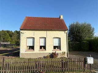 Stekene. Rustige ligging omgeven door paardenweides en bos. Afbraakwoning op een perceel van 1.530m². Gelegen aan een doodlopende, geasfalteerde...