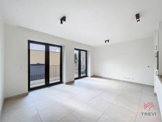 <p>Situé au cœur du nouveau projet résidentiel Mench à Schaerbeek, ce studio neuf de près de 50m² vous séduira par son équilibre parfait entre confort et cadre de vie apaisant. <br />Développé autour d’un vaste jardin intérieur paysager, le projet offre un environnement calme et verdoyant, tout en bénéficiant d’une excellente accessibilité à proximité immédiate des transports, commerces et grands axes. <br />Le studio propose un espace de vie optimisé et lumineux, pensé pour maximiser chaque mètre carré. La pièce principale s’ouvre sur une cuisine super-équipée, idéale pour un quotidien fonctionnel et agréable. Vous profiterez également d’un espace extérieur privatif, véritable prolongement de votre espace de vie.<br />Les prestations techniques répondent aux standards actuels : excellente performance énergétique avec un PEB A, pompe à chaleur, panneaux, système double flux, chauffage au sol, matériaux de qualité et finitions soignées. Faibles provisions. Libre immédiatement. Possibilité de louer un emplacement de parking en supplément (avec ou sans borne de recharge). Mesures données à titre indicatif.<br /><br /><span>Composition</span> :</p>
<ul>
<li>Hall d'entrée</li>
<li>Salle de douche avec WC</li>
<li>Pièce de vie + cuisine USA full équipée</li>
<li>Buanderie</li>
</ul>