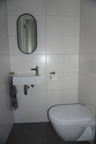 Uitstekend onderhouden en instap klare tussenwoning met voor- en op het zuidoosten gelegen achtertuin met berging. De woning is gelegen in...