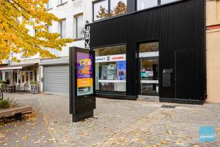 Te koop in centrum DendermondePerfect gelegen handelszaak/kantoor met erboven een prachtig 4 slaapkamer-appartement.Gelijkvloers vind je een unieke...