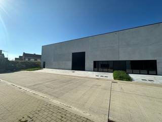 Nieuwbouw KMO-unit met een oppervlakte van 484 m² op een perceel van 612 m² te koop. De unit maakt deel uit van de gloednieuwe ontwikkeling...