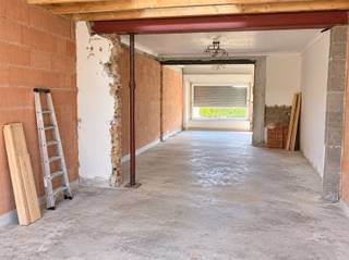 <p><span>Welke handige Harry ziet het helemaal zitten om deze woning verder af te werken en volledig naar eigen smaak in te richten?</span></p><p><span> </span></p><p><span>Deze ruwbouwwoning biedt momenteel al een duidelijke indeling en werd opgetrokken in snelbouwsteen. </span></p><p><span>Op het gelijkvloers zijn de inkomhal, het toilet, een ruime leefruimte met open keuken, een praktische berging en een terras voorzien.</span></p><p><span> </span></p><p><span>Op de eerste verdieping is er ruimte voor </span><span>twee ruime slaapkamers</span><span> en een badkamer van 16 m², die nog volledig naar eigen wensen kan worden ingericht.</span></p><p><span>De tweede verdieping biedt ruimte voor een </span><span>derde slaapkamer</span><span>.</span></p><p><span> </span></p><p><span>De woning dient nog verder afgewerkt te worden, wat de mogelijkheid biedt om de afwerking, materialen en inrichting volledig zelf te bepalen. Ideaal voor wie graag de handen uit de mouwen steekt en een woning naar eigen smaak wil creëren.</span></p><p><span>Om u alvast een beeld te geven van de mogelijkheden, werden AI-visualisaties/renders toegevoegd die tonen hoe de woning er na een hedendaagse renovatie zou kunnen uitzien. Deze beelden zijn louter illustratief.</span><span> </span></p><p><span>De afwerking kan indien gewenst ook gebeuren in samenspraak met de eigenaar.</span></p><p><span> </span></p><p><span>Interesse om de mogelijkheden zelf te ontdekken? Neem gerust contact met ons op voor meer informatie of een bezoek ter plaatse.</span></p><p><span><span> T 052 55 55 55 - </span><span>info@immotwins.be</span></span><span> - <span>www.immotwins.be</span></span><span> </span></p>