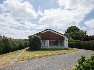 Deze solide jaren '60-woning ademt karakter en biedt een zee aan ruimte en potentieel.Gelegen op een royaal perceel, meer naar achter op het perceel...