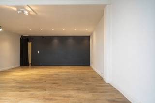 Op een commerciële toplocatie in het centrum van Deerlijk vindt u dit veelzijdige pand met een bruikbare oppervlakte van 133 m².Dankzij de centrale...