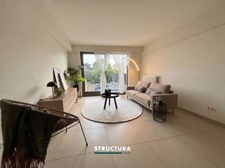 Centraal gelegen en perfect onderhouden appartement dat comfort en energiezuinigheid combineert. Dankzij de gunstige ligging geniet je van een vlotte bereikbaarheid naar winkels, openbaar vervoer en belangrijke invalswegen. Ideaal voor wie houdt van een vlotte verbinding én rust op het eigen terras.IndelingEerste verdieping: de inkomhal leidt naar een lichtrijke leefruimte met open keuken, die uitgeeft op het ruime zuidwest-georiënteerde balkon.Verder beschikt het appartement over een ruime slaapkamer, een badkamer, aparte toilet en een praktische berging.Exterieur: mogelijkheid tot aankoop autostaanplaats, afgeschermd door poort - aan €12.500Karakteristieken- Energiezuinig: EPC-label A- Zuidwestelijk georiënteerd balkon- Centrale ligging met winkels, openbaar vervoer en scholen in de buurt- Vrij bij akte- Elektriciteit conform- Gebouw met lift- Bestuursmaatregelen in het maatregelenregister: neeDit appartement biedt het perfecte evenwicht tussen comfort, ligging en duurzaamheid. Ideaal als starterswoning of investering!Maak snel een afspraak voor een bezoek via 02 460 80 46 of info@structura.be