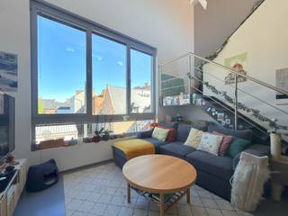 Bezoekdag 23 april - reserveer jouw tijdslot via www.polares.eu! <br /><br />Op de tweede verdieping van deze kleinschalige residentie kan je dit lichtrijke duplex appartement terugvinden. Er is geen lift aanwezig in het gebouw. <br /><br />De inkomhal is voorzien van een vestiaire. Deze brengt je naar de lichtrijke leefruimte met open keuken. De keuken is volledig geïnstalleerd en voorzien van al het nodige comfort dat je maar nodig hebt. De leefruimte biedt voldoende plaats voor een zit- en eetgedeelte. <br />Daarnaast beschik je nog over een praktische berging met aansluiting voor wasmachine en droogkast. De mezzanine kan je gebruiken als extra leefruimte of als bureau. Hier zijn teven ingebouwde kasten voorzien voor extra opbergruimte. Vanuit de mezzanine heb je ook toegang tot het ruime, zonnige terras. <br /><br />Verderop kan je de twee slaapkamers terugvinden, waarvan de hoofdslaapkamer voorzien is van een ingebouwde kast. De badkamer is uitgerust met een toilet, douche en enkele wastafel. Verder is er hier ook voldoende opbergruimte. <br /><br />De belangrijkste troeven van dit appartement zijn:<br />- energiezuinig (EPC met label A)<br />- airconditioning<br />- lichtrijk <br />- kleine residentie met lage gemeenschappelijke kosten<br /><br />De maandelijkse lasten bedragen €55. De gemeenschappelijke kosten dienen voor het onderhoud van de gemeenschappelijke delen, onderhoud waterverzachter en onderhoud van de verwarmingsinstallatie.