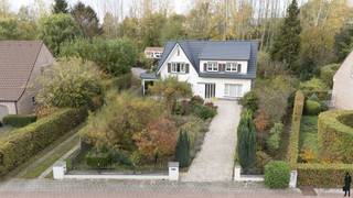 Centraal gelegen, te renoveren woning met o.a. 5 slaapkamers, 2 badkamers, riante leefruimte, lichtrijke veranda's en een enorme, private doch...