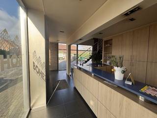 Op zoek naar een praktische kantoorruimte in Waregem?Dit kantoorgebouw van ca. 400 m² biedt een functionele werkruimte met voldoende parkeergelegenheid, inclusief enkele laadpalen.Gelegen op een vlot bereikbare locatie, ideaal voor bedrijven die nood hebben aan ruimte en goede toegankelijkheid.Bent u op zoek naar bedrijfsvastgoed bestaande uit een kantoor te huur in Waregem? Aarzel dan niet om ons te contacteren op het nummer 056 21 11 11.