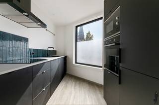 <strong>Energiezuinig, volledig gerenoveerd appartement te Deurne-Zuid!</strong><br /><br />Dit <strong>stijlvol </strong>appartement op de eerste verdieping van een kleinschalig gebouw werd volledig gerenoveerd in 2022 en biedt een combinatie van <strong>luxe, energiezuinigheid</strong> en uitstekende bereikbaarheid. Tijdens de renovatiewerken werden enkel <strong>hoogwaardige materialen en toestellen</strong> geïnstalleerd.<br /><br /><span>Indeling:</span><br />
<ul>
<li>Lichtrijke leefruimte</li>
<li>Open keuken volledig uitgerust met ingemaakte kasten, koelkast, aparte diepvriezer, oven, microgolf, dampkap, kookplaat, spoelbak en vaatwasser.</li>
<li>Twee slaapkamers</li>
<li>Stijlvolle badkamer met inloopdouche, dubbel badkamermeubel, ingebouwde kast voor wasmachine en droogkast</li>
<li>Apart toilet</li>
</ul>
<span><br />Troeven, afwerking en comfort:</span><br />
<ul>
<li><strong>EPC A, a</strong><strong>sbestveilig, elektriciteit conform!</strong></li>
<li><strong>Doorlopend </strong>warme visgraat <strong>parket</strong></li>
<li><strong>Stijlvolle tegelvloer </strong>in keuken, badkamer en toilet</li>
<li><strong>Kwaliteitstoestellen </strong>van Bosch</li>
<li><strong>Dubbele beglazing</strong> uit aluminium</li>
<li><strong>Totaalrenovatie </strong>uit 2022</li>
<li><strong>Grote </strong>privatieve <strong>berging </strong>op het gelijkvloers</li>
<li><strong>Inpandige garagebox</strong> beschikbaar aan €30.000,00;</li>
</ul>
<strong><br />Kortom</strong>: dit is een unieke kans voor wie op zoek is naar een stijlvol, energiezuinig en centraal gelegen appartement.