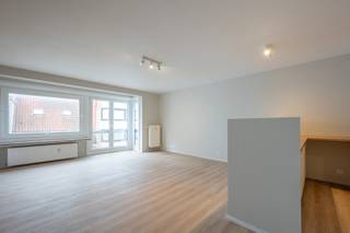 Res. Malpertuus.<br />Appartement prêt à emménager, situé dans un endroit très central entre la place Lichttorenplein et l'avenue Dumortierlaan. <br />Cet appartement comprend un hall d'entrée avec vestiaire et toilettes séparées. Cuisine semi-ouverte tout confort.<br />1 chambre à coucher spacieuse et 1 chambre à coucher plus petite. Salle de bains centrale située en face des deux chambres, équipée d'un lavabo et d'une baignoire. <br />Ref. A718
