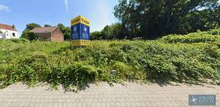 <p><span>Square Estate presenteert u deze bouwgrond, ideaal gelegen aan Kam 10 te 1780 Wemmel, in een gegeerde residentiële omgeving en in de onmiddellijke nabijheid van alle voorzieningen.</span></p><p><span>Het perceel is bestemd voor de bouw van een halfopen woning. De stedenbouwkundige inlichtingen zijn inmiddels beschikbaar en kunnen op eenvoudig verzoek worden bezorgd. Hieruit blijkt onder meer dat het perceel gelegen is in woongebied en binnen het gemeentelijk RUP Woonlagen. VIP-01331332 </span></p><p><span>Het pand geniet van een uitstekende ligging, vlak bij winkels, scholen, openbaar vervoer en de belangrijkste verkeersassen. De bereikbaarheid wordt bovendien benadrukt door een Mobiscore van 8,9/10.</span></p><p><span>Het perceel is niet gelegen in een overstromingsgevoelig gebied: het is ingedeeld in klasse A, wat betekent dat er geen overstroming gemodelleerd is, zowel voor pluviale, fluviale als kust overstromingen. Een bodemattest is eveneens beschikbaar. VIP-01331332</span></p><p><span>Deze bouwgrond biedt een mooie opportuniteit voor de realisatie van een bouwproject in Wemmel.</span></p><p><span>De exacte bouwmogelijkheden dienen te worden beoordeeld in functie van de geldende stedenbouwkundige voorschriften en het geplande project.</span></p><p><span>Voor bijkomende informatie of om de stedenbouwkundige inlichtingen en andere beschikbare documenten betreffende het perceel te verkrijgen, kunt u contact opnemen met Square Estate via 02/460.42.01 of <span>info@square-estate.be</span></span></p>