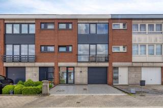 <p><span>Vous êtes à la recherche d'une première maison ou d'un bien d'investissement à fort potentiel ?</span></p><p><span>A Zwalm, à distance de marche de la gare, vous trouverez cet appartement lumineux et prêt à l'emploi au niveau de la cloche.</span></p><p><span> </span></p><p><span>EMPLACEMENT</span></p><p><span> </span></p><p><span>La propriété est située dans une impasse très calme, ce qui la rend idéale pour les familles avec de jeunes enfants. Des garderies et une école primaire se trouvent à proximité immédiate, ainsi que la salle de sport municipale, le mouvement de jeunesse, etc</span></p><p><span> </span></p><p><span>La propriété comprend un garage spacieux avec une salle de stockage, un espace de vie très lumineux, une cuisine rénovée, 3 chambres et une salle de bain rénovée.</span></p><p><span> </span></p><p><span>AMÉNAGEMENT</span></p><p><span> </span></p><p><span>enfin, 2 terrasses accueillantes (près du jardin et près du salon/cuisine) font de cette maison un véritable foyer.</span></p><p><span> </span></p><p><span>Une véritable opportunité dans cette catégorie de prix !</span></p><p><span> </span></p><p><span>Curieux de savoir ce qu'il en est ? Pour plus d'informations ou un rendez-vous pour la première journée de visite, contactez Sven (0474/096918/ sven@immodhondt.be)</span></p>