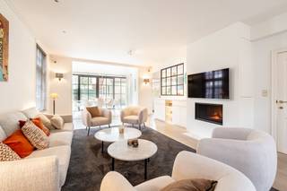 Modern and quietly located three-facade house with 4 bedrooms – completely ready to move in.This recent, fully furnished house offers ideal living...