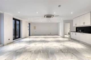 <p><span>For the shop aholics between us: Meir shopping street</span></p><p><span> </span></p><p><span>Stijlvol appartement met een zee van licht en ruimte | in statig en modern gebouw | OP DE MEIR | Antwerpen stad!</span></p><p><span>Ruime woon,-en leefruimten, ingerichte keuken, 2 slaapkamers, 2 badkamers.</span></p><p><span> </span></p><p><span>Indeling:</span></p><p><span>Toegang via veiligheidsdeur : Vooraan het appartement treft men de riante woon,-en leefruimte voorzien van open ingerichte keuken met eiland, uitgerust met ingebouwde toestellen, eethoek en living.</span></p><p><span>De keuken is HYPER geïnstalleerd (WHIRLPOOL) : oven, Amerikaanse frigo met aparte vriezer, vaatwasser, kookplaten, dampkap en tal van ingemaakte kasten.</span></p><p><span>Achteraan het appartement treft men 2 slaapkamers en 2 volledig ingerichte douchekamers met telkens een toilet.</span></p><p><span> </span></p><p><span>Kosten:</span></p><p><span>PK: ca. 150 €/maand : AIRCO unit (warm/koud), onderhoud en verbruik gemene delen, beheerkosten, blokpolis.</span></p><p><span>Elektriciteit individueel te betalen voor het licht en het water. </span></p><p><span> </span></p><p><span>Bijzonderheden:</span></p><p><span>- A-locatie </span></p><p><span>- instapklaar</span></p><p><span>- karakter, licht en ruimte </span></p><p><span>- gunstige EPC score </span></p><p><span>- videofonie</span></p><p><span>- dubbele beglazing</span></p><p><span>- veiligheidsdeur</span></p><p><span>- elegant, goed onderhouden gebouw</span></p><p><span> </span></p><p><span>Geniet van de omgeving: architectuur, luxe en praktische winkels en bezienswaardigheden in deze mooie stads-buurt aan de Meir.</span></p><p><span>Winkels en openbaar vervoer voor de deur.</span></p><p><span> </span></p><p><span>Onmiddellijk beschikbaar</span></p><p><span> </span></p><p><span> </span></p>