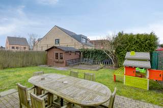 <span><span><strong>Ruime gezinswoning met 4 slaapkamers en inpandige garage gelegen in prachtige groenzone.<br /></strong></span></span>
<p><span>Via de inkomhal betreedt u de woning, waar zich meteen een apart gastentoilet bevindt. Vanuit deze hal is er tevens een praktische doorsteek naar de inpandige garage, die ruim voldoende plaats biedt voor een wagen, fietsen en extra opslag. Aansluitingen voor een wasmachine zijn hier eveneens voorzien.</span></p>
<p><span>De inkomhal geeft verder toegang tot de centrale gang van de gelijkvloerse verdieping, die een vlotte verbinding vormt tussen de verschillende leefruimtes. Zo komt u in de open leefruimte, waar de eetkamer geniet van een aangename lichtinval en een mooi zicht biedt op de noordwest georiënteerde tuin met terras en tuinberging.</span></p>
<p><span>Aansluitend bevindt zich de keuken, die functioneel is ingericht en grenst aan een handige voorraadberging.</span></p>
<p><span>Verder beschikt de woning over een aparte ruimte met de trap naar de eerste verdieping. Op deze verdieping bevinden zich twee volwaardige slaapkamers. De badkamer is uitgerust met een badkamermeubel met dubbele wastafel, een ligbad met douchearmatuur en een apart toilet.</span></p>
<p><span>De overloop verbindt alle ruimtes op een logische manier en biedt tevens toegang tot een vaste trap naar de tweede verdieping. Hier vindt u nog twee bijkomende slaapkamers, evenals een extra bergruimte met de cv-installatie.</span></p>