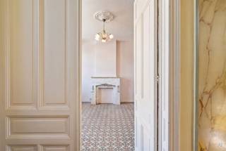 <p>Charmante karakterwoning met 3 slaapkamers en zonnige tuin!<br /><br />Bent u op zoek naar een woning boordevol charme en karakter, met alle troeven om er uw droomwoning van te maken? Deze karaktervolle woning met de uitstraling van een herenhuis beschikt over hoge plafonds, authentieke schouwen, antieke dubbele deuren, een prachtige houten trap en een zonnige tuin op het zuidwesten.<br /><br />INDELING: inkomhal, lichtrijke leefruimte, eetruimte, keuken en badkamer. Op de eerste verdieping bevinden zich 2 ruime slaapkamers, waarvan één met een aanpalende dressing die desgewenst kan worden omgevormd tot een tweede badkamer. De ruime zolderverdieping biedt de mogelijkheid om een volwaardige derde slaapkamer in te richten.<br /><br />Wat maakt dit pand uniek?<br />♦ veel karakter – zonnige zuidwestgerichte tuin – veel renovatiepotentieel! – deels dubbele beglazing – gunstige ligging vlakbij het muziekbos!<br /><br />Voor wie is dit pand ideaal?<br />♦ Voor gezinnen of koppels die op zoek zijn naar een ruime woning met karakter.<br />♦ Voor renovatieliefhebbers die een authentieke woning willen omvormen tot een echte parel.<br /><br />Te koop via Immo Beguin, jouw vastgoedexpert sinds 2009. Met kantoren in Ronse, Waregem, Kortrijk, Deinze, Doornik en Lessines.<br />✉️ emmy@immobeguin.be<br />📞 +32 486 60 66 00</p>
