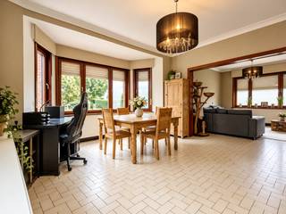 Bij het binnenkomen word je verwelkomd in de ruime inkomhal, die toegang geeft tot de verschillende vertrekken van de woning. De woonkamer vormt een aangename leefruimte waar je een gezellige zithoek kunt inrichten om tot rust te komen na een drukke dag. Aansluitend bevindt zich de eetkamer en de keuken. <br /><br />Verder beschikt de woning over een handige berging en een aparte wasplaats. Deze ruimtes zorgen voor extra praktisch comfort en bieden voldoende mogelijkheden om huishoudelijke benodigdheden, wasmateriaal en andere spullen overzichtelijk op te bergen.<br /><br />In de woning bevinden zich drie slaapkamers. De badkamer is uitgerust met een ligbad en een toilet. Daarnaast is er nog een afzonderlijk toilet aanwezig.<br /><br />Een absolute troef van deze woning is de ruime tuin. Hier beschik je over heel wat buitenruimte om te ontspannen, te tuinieren of tijdens de mooiere dagen gezellig buiten te zitten. Bovendien biedt het perceel voldoende parkeermogelijkheden.<br /><br />Dankzij de combinatie van de ruime inkomhal, de aparte woon- en eetkamer, drie slaapkamers, de praktische bergruimtes en de grote tuin biedt deze alleenstaande woning een interessante woonoplossing voor wie op zoek is naar ruimte en functionaliteit.<br /><br />De woning is beschikbaar vanaf januari 2027 en wordt aangeboden aan een huurprijs van € 925 per maand.<br /><br />Interesse in deze ruime alleenstaande woning? Neem gerust contact met ons op voor meer informatie of om een bezoek in te plannen.