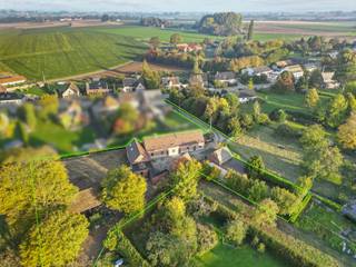 Découvrez cette fermette partiellement rénovée, idéalement située dans le cadre verdoyant de Melles, un village paisible faisant partie de Tournai...