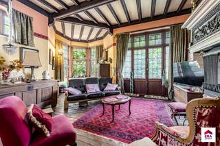 <h2>Villa Mon Foyer – Een iconische erfgoedvilla op een toplocatie in Koksijde</h2>

<p>In het hart van Koksijde, met een uniek open zicht op de iconische &amp;quot;Pit&amp;quot;, bevindt zich Villa Mon Foyer: een uitzonderlijke Belle Époque-villa waar karakter, geschiedenis en een ongeëvenaarde ligging elkaar ontmoeten.</p>

<p>Deze markante villa, ontworpen door de gerenommeerde architect Eugène Descamps, behoort tot het waardevolle bouwkundige erfgoed van Koksijde en is zonder twijfel één van de meest herkenbare residenties van de badplaats. De karaktervolle gevel met zijn elegante hoektoren, sierlijk vakwerk en verfijnde raampartijen getuigt van de rijke architectuur uit het begin van de twintigste eeuw.</p>

<p>De ligging is ronduit uniek. Gelegen in het centrum van Koksijde geniet u van een uitzonderlijk vrij uitzicht op de groene Pit, terwijl de Zeelaan, het strand, restaurants, winkels en alle voorzieningen zich op slechts enkele minuten wandelen bevinden. Een combinatie van rust, ruimte en levendigheid die vandaag bijzonder zeldzaam is aan de Belgische kust.</p>

<p>Binnen biedt Villa Mon Foyer een authentieke sfeer waarin charme en grandeur centraal staan. Tal van originele architecturale elementen dragen bij aan het unieke karakter van deze historische woning en bieden een uitzonderlijke basis voor wie droomt van exclusief wonen in een pand met een verhaal.</p>

<p>Deze eigendom is veel meer dan een villa; het is een stukje Koksijdse geschiedenis. Een zeldzame opportuniteit voor liefhebbers van erfgoed, architectuur en uitzonderlijke locaties.<br />058 51 23 23 of op christian@eraservimo.be</p>