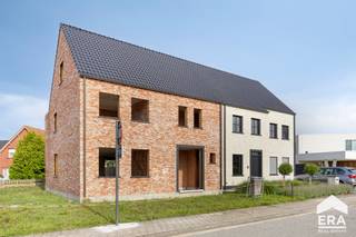 Op zoek naar een woning die je volledig naar eigen smaak kan afwerken? Deze casco halfopen bebouwing op een perceel van 401 m² biedt een unieke...