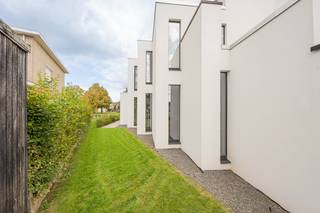 <p>Deze centraal gelegen villa in Willebroek combineert een aangename woonomgeving met een uitzonderlijke veelzijdigheid. Dankzij de ruime indeling, de aparte inkom en de verschillende functionele ruimtes biedt deze woning tal van mogelijkheden voor wie wonen en werken wil combineren. Een zelfstandige praktijk, kantoorruimte, studio of een extra leefgedeelte behoren hier allemaal tot de opties.</p><p> </p><p>Via de centrale inkomhal aan de voorzijde betreedt u de woning. Deze hal beschikt over een gastentoilet en geeft toegang tot de grote, lichtrijke eet- en woonkamer, die dankzij de grote raampartijen een aangenaam zicht biedt op de volledig aangelegde tuin.</p><p>Aan de linkerzijde van de woning zijn alle voorzieningen aanwezig voor het installeren van een keuken, zodat u deze ruimte naar eigen smaak en behoeften kunt inrichten. Aansluitend bevindt zich een praktische bergplaats met zijdelingse ingang. Deze is bijzonder handig voor het stallen van fietsen, het opbergen van materiaal en het buitenzetten van vuilnisbakken.</p><p>Een bijkomende troef is de afzonderlijke inkomhal aan de rechterzijde van de woning. Deze geeft toegang tot een multifunctionele ruimte die perfect kan worden benut als kantoor voor een vrij beroep, studio, praktijkruimte, hobbyruimte of als extra slaapkamer(s). Deze zone omvat twee ruimtes, een kitchenette en een apart toilet, wat zorgt voor een grote mate van zelfstandigheid en flexibiliteit.</p><p>De nachthal op de eerste verdieping geeft toegang tot vier volwaardige slaapkamers en een badkamer die is uitgerust met alle comfort. Daarnaast is er een apart toilet aanwezig. De master bedroom beschikt bovendien over een eigen ensuite badkamer met douche, lavabo en toilet, wat zorgt voor extra privacy en wooncomfort.</p><p>De woning beschikt over een uitzonderlijk ruime kelderberging. Deze biedt een zee aan opbergruimte en kan eveneens ingericht worden als bijvoorbeeld sportkamer.</p><p>De tuin werd volledig aangelegd en rondom omhaagd met Portugese laurier, waardoor u kunt genieten van een groene en aangename buitenomgeving. Achteraan de woning werd bovendien een laadpaal geïnstalleerd, een praktische meerwaarde voor de hedendaagse elektrische mobiliteit.</p><p> </p><p>Deze villa is een interessante opportuniteit voor wie op zoek is naar een ruime gezinswoning met extra mogelijkheden.</p><p> </p><p>Meer info en video op www.malines-group.be</p><p>stedenbouwkundige info: Vg - Wg - Gmo - Gvkr - Gvv</p>