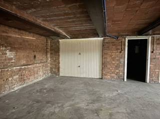 Deze garagebox is te bereiken via de ingang op de Vlinderstraat 33. Via de gemeenschappelijke sectionale poort kan je makkelijk binnenrijden naar...