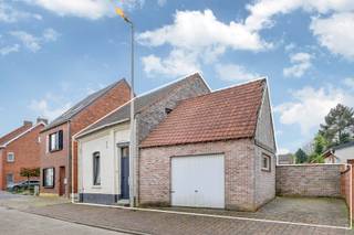 Ben je op zoek naar een gezellig huisje met 2 slaapkamers?<br />Dan is dit huis in het centrum van Beringen misschien wel iets voor jou.<br />Het huis heeft op het gelijkvloers een inkomhal, een living, een tv-hoek en hierachter de keuken, badkamer en wasplaats.<br />Boven zijn er twee slaapkamers.<br />Verder is er een garage, een leuke binnenkoer en een tuin.<br />Extra troef: de elektriciteit is conform tot 2035.<br />Interesse om het huis eens te bezichtigen? Bel me dan gerust op het nummer 0491 15 30 43 en dan help ik je graag verder.