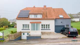 <p>TREVI LUXEMBOURG vous présente une grande maison rénovée 4 façades avec 6 chambres et jardin orienté sud-ouest. Composition au rez de chaussée : hall d’entrée, pièce de vie traversante living et salle à manger, cuisine équipée avec une arrière cuisine et salon d’hiver, wc indépendant, chambre de plain-pied, salle de douche et garage. Au premier étage (dalle béton): vaste hall de nuit, 5 chambres (23, 16, 16, 15 et 14 m2) et salle de bains. Au deuxième étage : combles pour stockage. Extérieurs: terrasse, jardin orienté sud-ouest et plusieurs places de parking extérieurs. Au sous-sol: chaufferie, cave et garage. Équipements : chaudière mazout à condensation récente, doubles et triples vitrage avec ventilations et volets électriques sauf arrière cuisine en manuel, poêle à bois, système alarme et 16 panneaux photovoltaïques avec pompe à chaleur et boiler pour eau chaude. Maison saine, façades et toiture isolée, très bon état d’entretien. Environnement privilégié, à proximité immédiate du centre-ville de VIRTON. RC 643€. PEB C. Prix sous réserve d’acceptation des propriétaires. Renseignements, plans et visites sur rendez-vous avec l’agence +32 63 229 269 - <span>info@treviluxembourg.be</span>.</p>