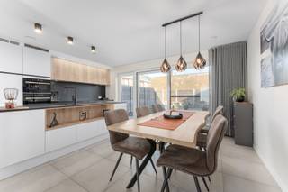 Viewing day on 22 November from 11:00 a.m. Register via lander@immovlaenderen.be
In a quiet and pleasant residential area of Zwankendamme, we find this modern, ready-to-move-in house from 2020, built with an eye for quality, comfort and energy efficiency. Thanks to the EPC A, ventilation system D, solar panels and the latest technologies, you will be living in an extremely energy-efficient and future-proof home.
The ground floor offers a warm, light-filled living space with an open view of the low-maintenance garden. The modern open kitchen is fully equipped and fits perfectly with the living space. On the first floor, there are three bedrooms, ideal for families, working from home or guests. The bathroom is equipped with both a bath and shower and finished with durable materials.
Upstairs is a spacious, fully finished attic. Outside, you can enjoy a low-maintenance garden, perfect for carefree relaxation.
Advantages of this property:
- Built in 2020 – recent, ready-to-move-in property
- EPC A: very energy efficient
- Ventilation system D
- Solar panels for low energy consumption
- High-quality finish throughout the entire property
- Bathroom with bath and shower
- Quiet location in a pleasant neighbourhood
- Low-maintenance garden
A unique opportunity for those looking for modern, comfortable and energy-efficient living in Zwankendamme!