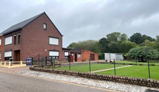 Ruime HALF OPEN BEBOUWING met grote tuin, 3 slaapkamers en garage te koop te Loksbergen (Halen), August Cuppensstraat 46.<br /><br />De woning is gelegen op 12a 2ca en heeft een bewoonbare oppervlakte van +/- 240 m² (bron : epc).<br /><br />Via de voordeur komen we terecht in de inkomhal van de woning, deze geeft toegang tot de woonkamer en aparte keuken die naast de woonkamer ligt.<br />Achter de keuken is een bergplaats met toilet, die toegang geeft tot de veranda. Achter de veranda is er een berging en badkamer met lavabo en douche.<br /><br />De trap in de inkomhal geeft toegang tot de eerste verdieping. Op dit niveau zijn er 3 slaapkamers en een 4de ruimte die kan gebruikt worden als berging of mogelijk in de toekomst als ruimte voor een badkamer. De zolder is bereikbaar via een luik.<br /><br />Er is een ruime tuin naast de woning.<br /><br />EPC : 737, label F<br />De woning is niet-asbestveilig<br />De elektriciteit is niet conform<br />Verwarming : beneden individuele kachels op stookolie<br /><br />Verkoopprijs : 264.000 €<br /><br />Graag maken wij een afspraak met u voor een bezichtiging van deze woning. Hiervoor kan u ons bereiken op 0476/952.716 of dimitri@alvast.be<br /><br /><br />Alle gegevens zijn louter informatief, onder elk voorbehoud, en voor zover het pand intussen niet verhuurd of verkocht is.<br />Dit pand wordt door ons geplaatst op volgende websites :<br />-www.alvast.be<br />-www.immoscoop.be<br />-www.zimmo.be<br />-www.spotto.be<br />Indien U het pand op andere websites zou aantreffen is dit niet door ons geplaatst en is de info mogelijk niet up-to-date.